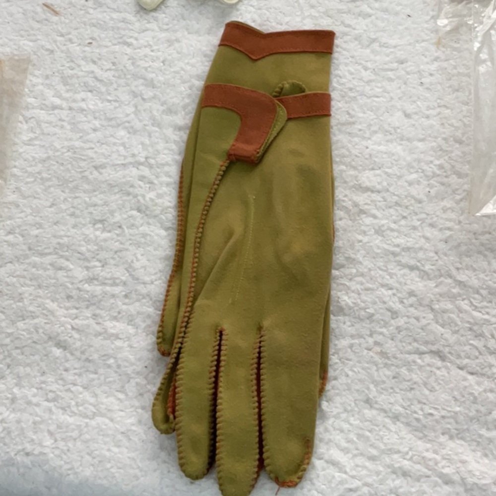 Woman’s vintage 1920-1950s Heiress gloves with glove box And Glove Clip - Picture 4 of 8